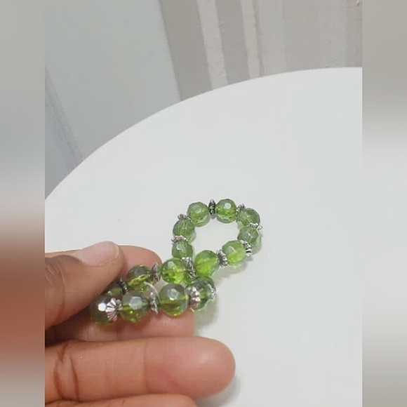 A Funky Chunky Green Stretch Bead Bracelet. 🌴 - Picture 7 of 7